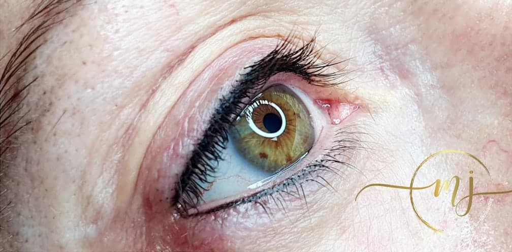 El mismo ojo después del delineado permanente