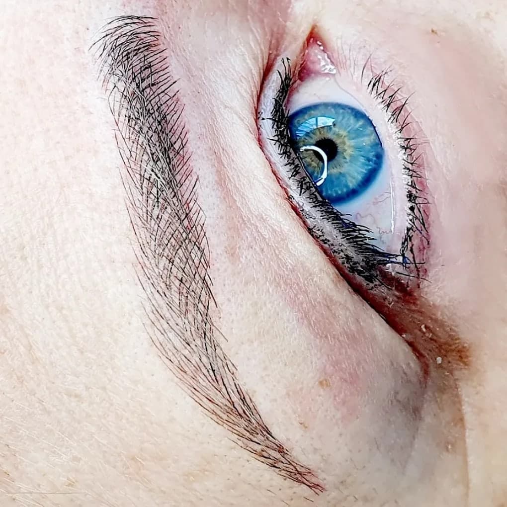 Primer plano de una ceja con micropigmentación de cejas efecto shading