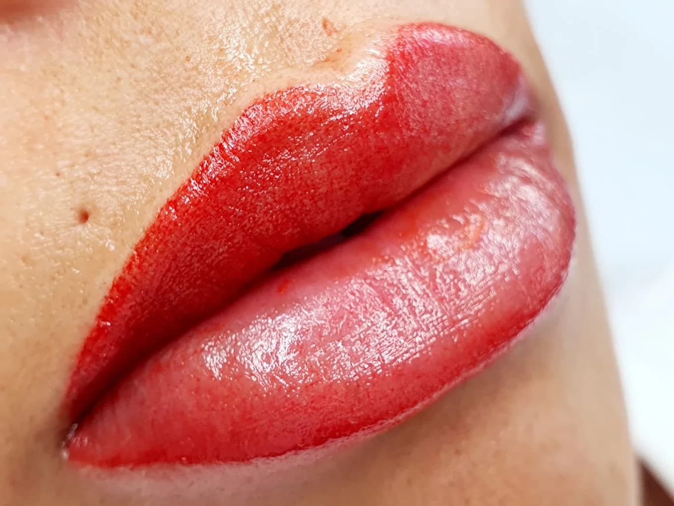 Micropigmentación de labios en tono rojo